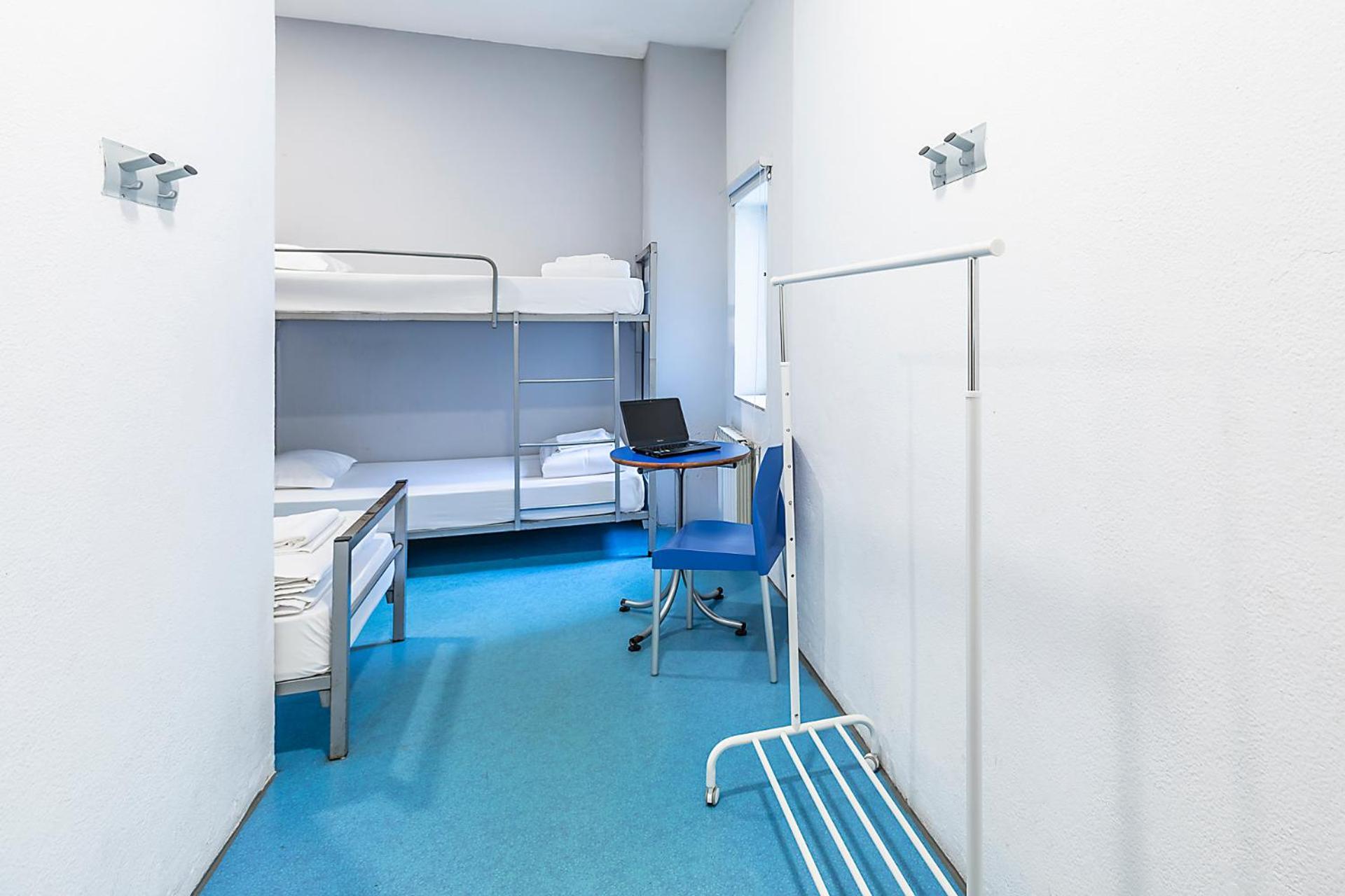 Etagenbett im Schlafsaal für Frauen